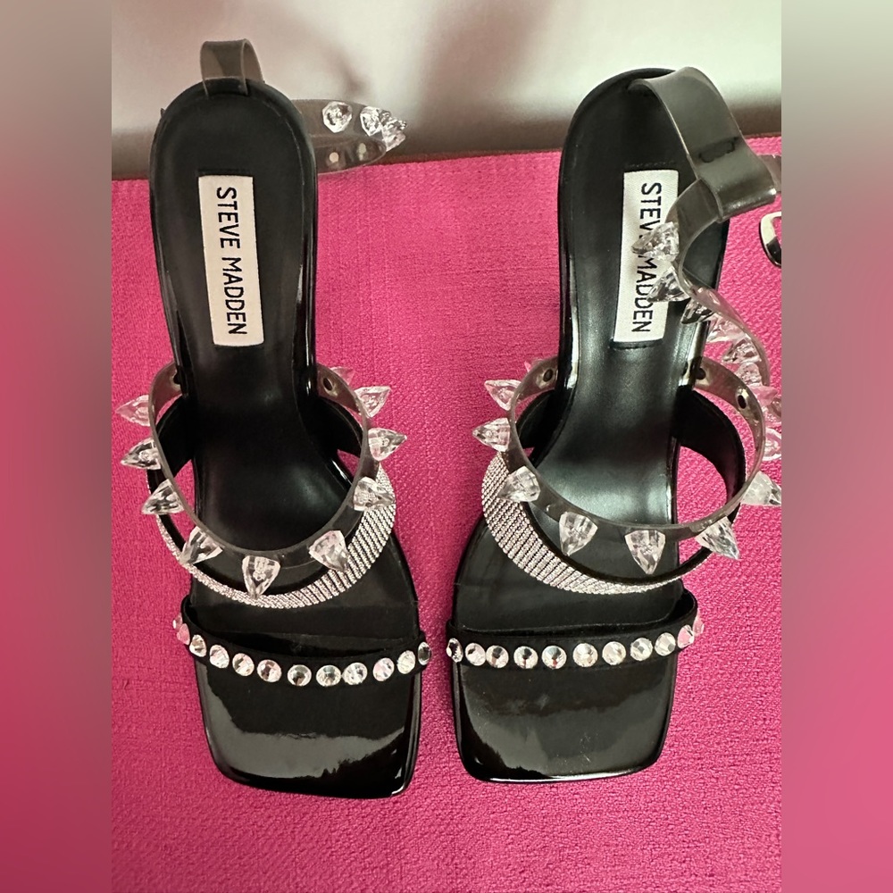 Cute low heeled strappy gems!